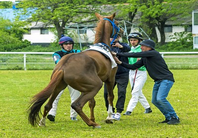 Remounting a horse During a Race